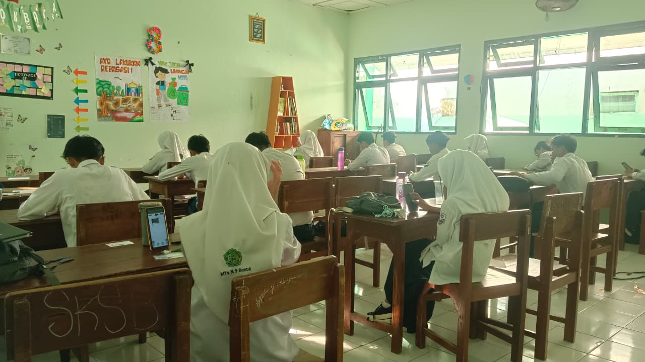 Asah Logika dan Perkuat Karakter: Suasana Ujian Matematika serta Akidah Akhlak Hari Kedua di MTsN 9 Bantul